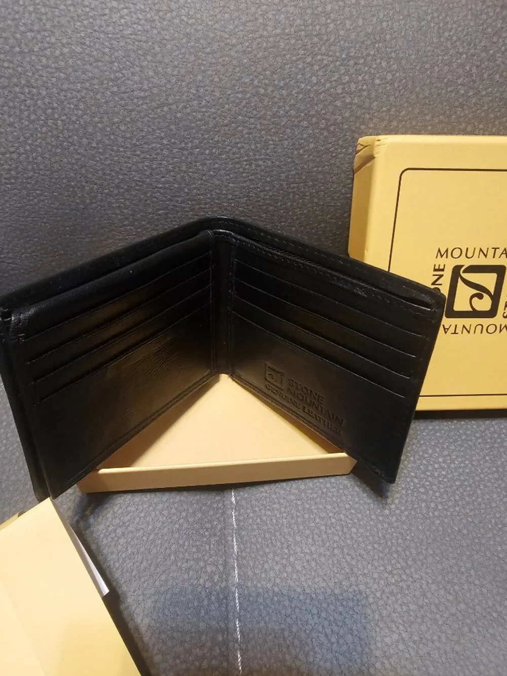 Stone Mountain: Men's black genuine leather wallet NEW